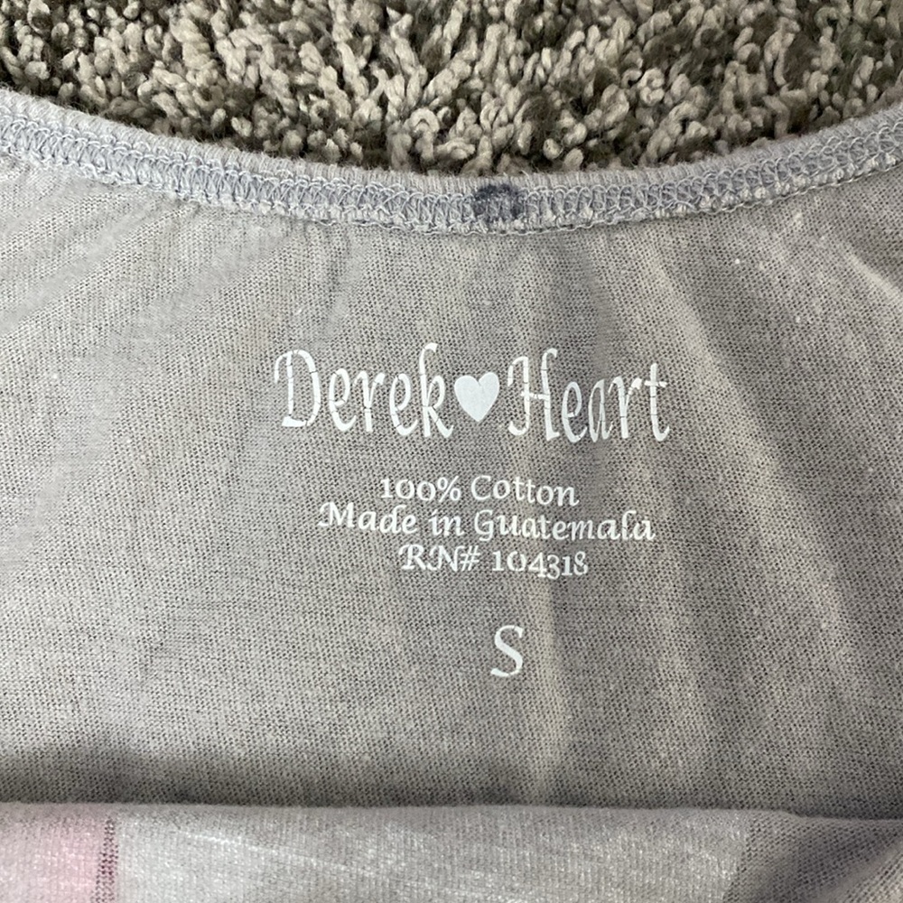 Derek Heart NO. 22 graphic flowy (kinda) cropped shirt - Picture 5 of 6